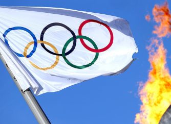 Болельщиков попросили убрать баннер с российским флагом в поддержку Петросян