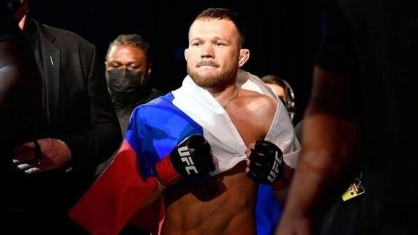 Петру Яну в Екатеринбурге подарили Mercedes G63 за победу в UFC