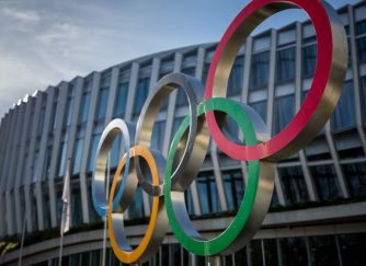 Спортсменам из России отказались вручать подарочные смартфоны на Олимпиаде-2026