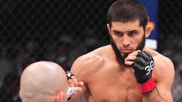 Ислам Махачев назвал авиакомпанию «Победа» чепухой номер один в мире