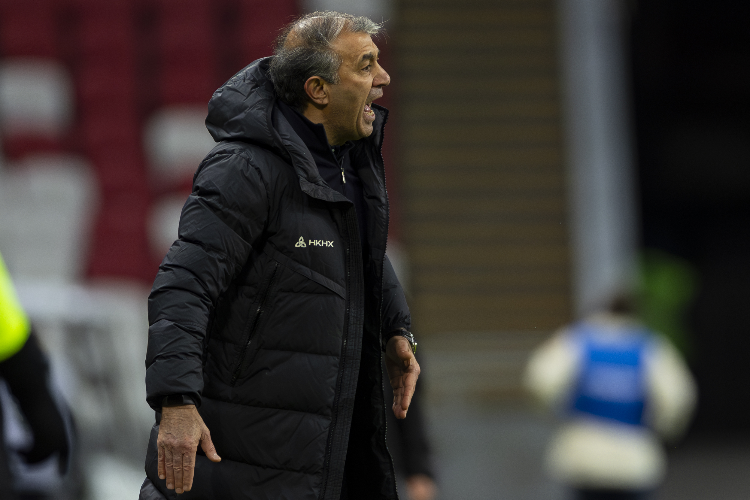 «Рубин» не может уволить тренера Рахимова, потому что он не берет трубку